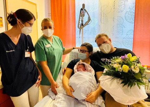 Bild: Dr. Anna Rödel und Hebamme Radia Jentzsch überreichen im Namen des Vinzentius-Krankenhauses den Blumenstrauß an die glücklichen Eltern