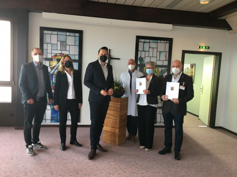 v.l.n.r.: SPD Landtagsabgeordneter Florian Maier, Ministerium für Wissenschaft und Gesundheit Abteilung Gesundheit Carola Hollnack, Ministerialdirektor Daniel Stich, Ärztlicher Direktor Dr. Dirk Piorko, Geschäftsführerin Vinzentius-Krankenhaus Landau Ilona Fleischer-Klisch, stv. Geschäftsführer des Vinzentius-Krankenhaus Dr. Joachim Gilly