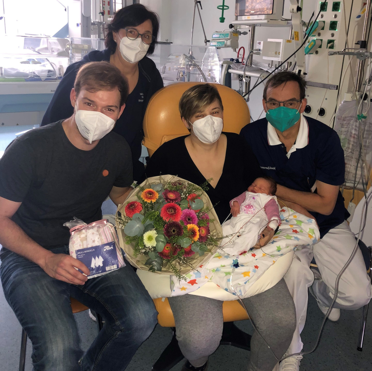 Chefarzt Dr. med. Bernd-Dieter Stutz überreichte einen Blumenstrauß und ein Präsent für Mathilda.
Mit ihren Eltern freute sich das gesamte Team des Vinzentius-Krankenhauses Landau.